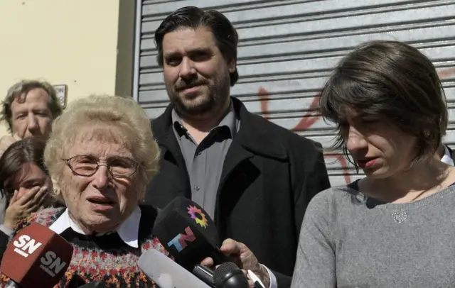 La vicepresidenta de Abuelas de Plaza de Mayo, Rosa Tarlovsky de Roisinblit y sus nietos Mariana Eva y Guillermo.