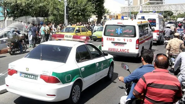 خودروهای پلیس و امداد در اطراف ساختمان مجلس