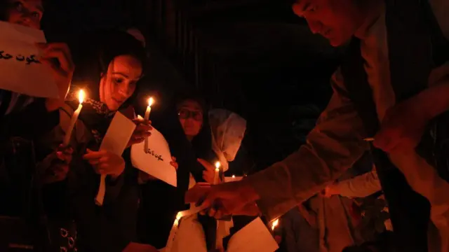 مراسم شمعافروزی برای قربانیان حمله انتحاری دهبوری کابل