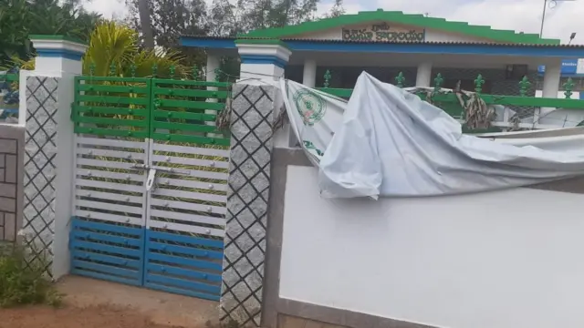 పంచాయతీ భవనానికి పార్టీ రంగులు