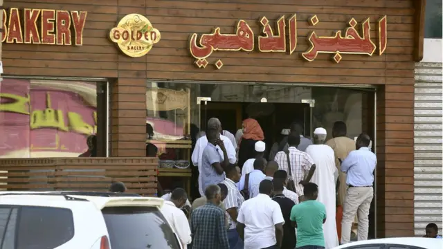 طوابير لشراء الخبز في الخرطوم