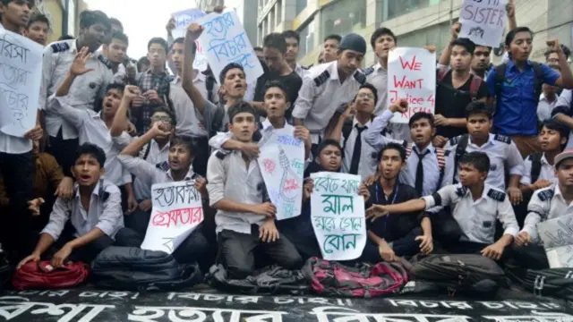 রিশার হত্যাকারীদের গ্রেফতারের দাবিতে শিক্ষার্থীদের বিক্ষোভ।