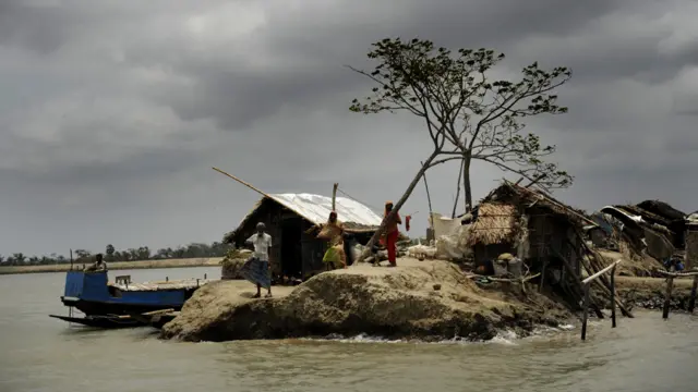 2009 में आइला तूफ़ान के एक साल बाद गबुरा के एक तटबंध पर आसरा लिए ग्रामीण