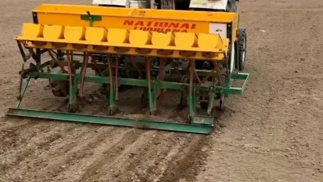 ਖੇਤੀਬਾੜੀ ਯੂਨੀਵਰਸਿਟੀ ਲੁਧਿਆਣਾ ਵੱਲੋਂ 'ਲੱਕੀ ਸੀਡ ਡਰਿੱਲ' ਮਸ਼ੀਨ ਤਿਆਰ ਕੀਤੀ ਗਈ ਹੈ ਜਿਸ ਵਿਚ ਬੀਜ ਅਤੇ ਨਦੀਨਨਾਸ਼ਕ ਦਾ ਸਪਰੇਅ ਨਾਲੋ-ਨਾਲ ਖੇਤ ਵਿਚ ਕੀਤਾ ਜਾ ਸਕਦਾ ਹੈ