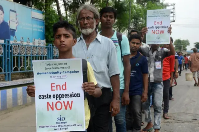 લોકોને જાગૃત કરતા કાર્યકરો