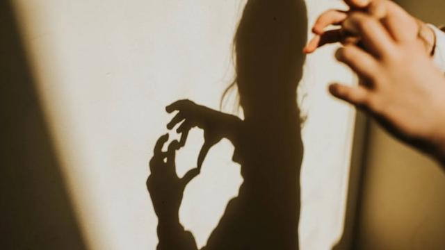 Mãos infantis fazem uma sombracomo apostar on line na loteria mega senaformatocomo apostar on line na loteria mega senacoração na parede