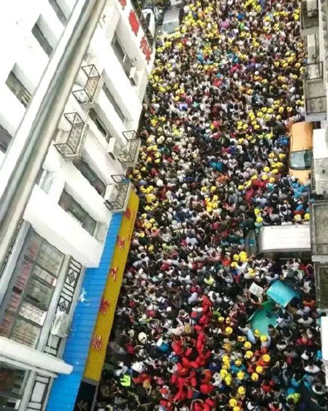 Cola masiva de habitantes de Hangzhou.