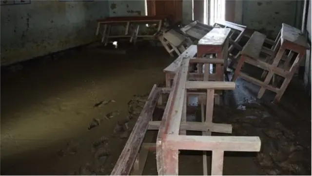 কুড়িগ্রামের একটি সরকারি প্রাথমিক বিদ্যালয়ের শ্রেণীকক্ষ, বন্যায় পলি জমে আছে।