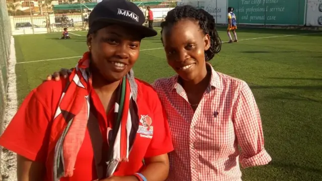 Dorcas Kero akiwa na mwanzilishi wa klabu ya kandanda ya Soccer Divas ya Mombasa, Maria Mpaata..