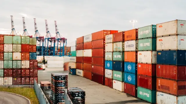 डॉलर महंगा होने का मतलब है कि कर्ज लेना और आयात महंगा हो जाएगा