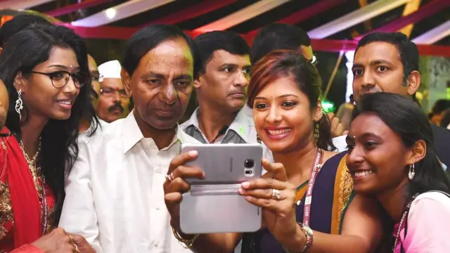 కేసీఆర్‌తో యువతుల సెల్ఫీ