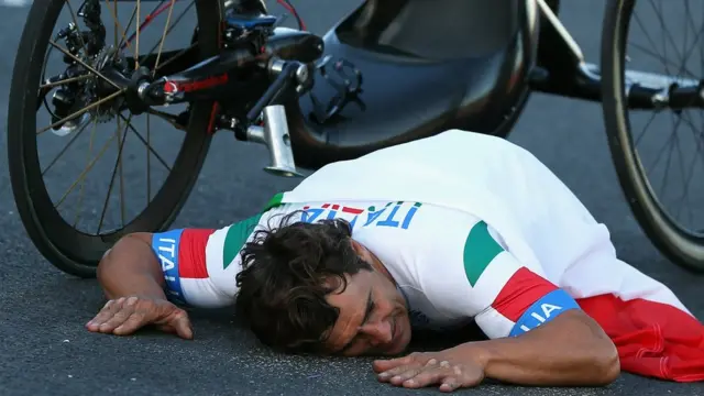Zanardi agradeció a la pista de Brand Hatchs en Inglaterra.