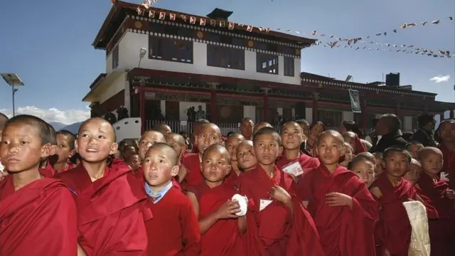 比邻西藏的印度阿鲁纳恰尔邦的寺院小僧人等待达赖喇嘛到来