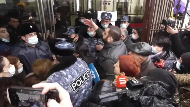 Протестующие у здания минобороны в Ереване