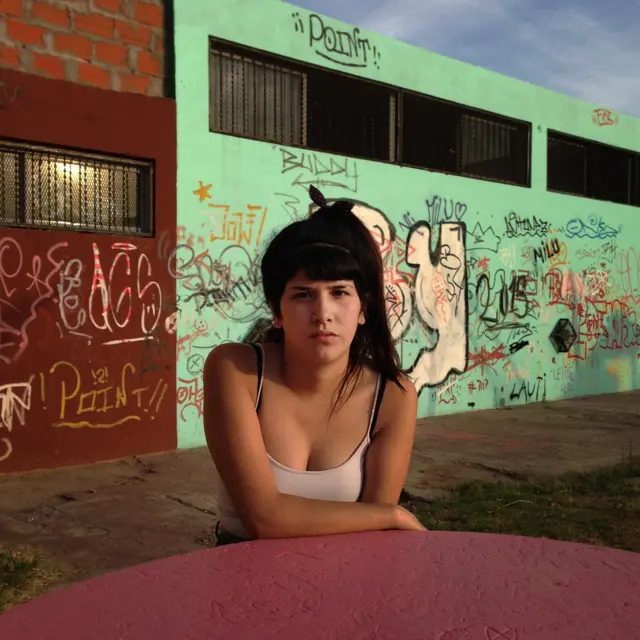 Joven de 15 años con tres meses de embarazo, en Fuerte Apache, en provincia de Buenos Aires, Argentina.