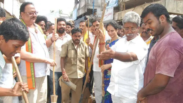 స్వచ్ఛ భారత్ కార్యక్రమంలో కృష్ణంరాజు