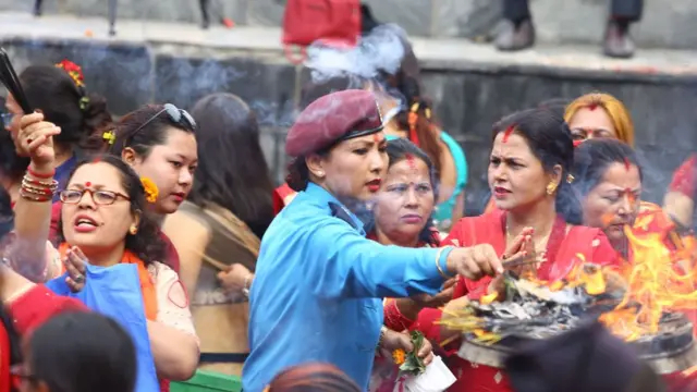 पशुपतिनाथ मन्दिर क्षेत्रमा पूजाअर्चना गर्दै महिला प्रहरी