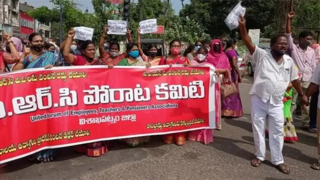 కొత్త పీఆర్సీ తో జీతం తగ్గడంపై ఉద్యోగులు ఆందోళన వ్యక్తం చేస్తున్నారు