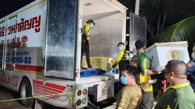 Грузовик с гробами