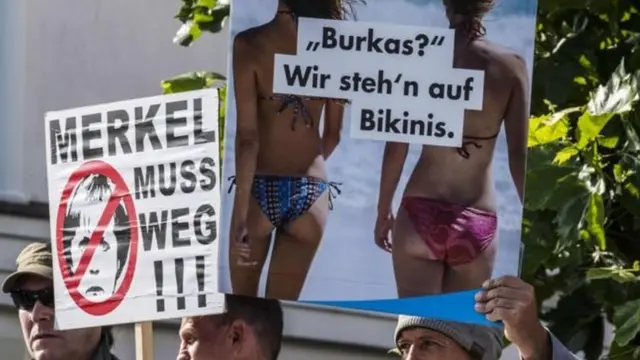 روی این پوستر انتخاباتی AfD نوشته شده: "برقع؟ ما بیکینی را ترجیح می‌دهیم"