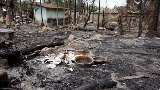 Myanmar'da yanan evler