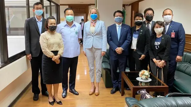 นายอนุทินพร้อมด้วยผู้บริหารกระทรวงสาธารณสุข สถาบันวัคซีนแห่งชาติและผู้บริหารจากบริษัท ไฟเซอร์ (ประเทศไทย) จำกัด