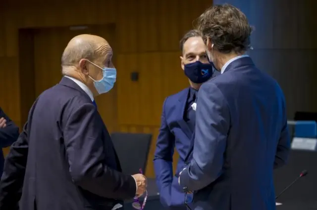 Fransa Dışişleri Bakanı Jean Yves Le Drian (solda), Almanya Dışişleri Bakanı Heiko Mass (ortada)