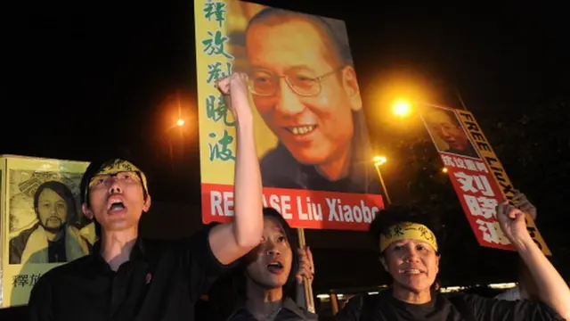 Des manifestants à Hong Kong en 2010 exigent la libération du Prix Nobel de la Paix Liu Xiaobo