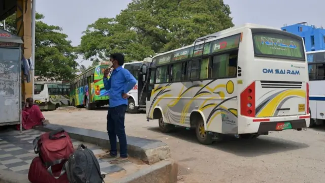 లాక్డౌన్ కావడంతో ఆర్టీసీ సర్వీసులు తక్కువగా తిరుగుతున్నాయి. దీంతో ప్రైవేటు సర్వీసులు ఎక్కువ ఛార్జీలు వసూలు చేస్తున్నాయి.