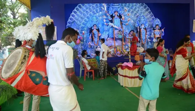 চলছে ঢোল বাজনা।