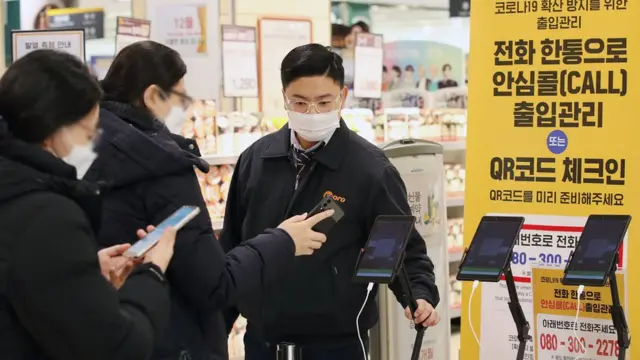 31일 오전 서울 시내의 한 대형마트에서 고객들이 QR코드를 체크하고 입장하고 있다. 중앙재난안전대책본부는 이날 '사회적 거리두기 2주 연장'을 발표하면서 백화점과 대형마트를 방역패스(접종증명·음성확인제) 의무화 대상에 포함시켰다