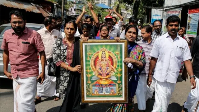 स्वामी अयप्पा की तसल्वीर के साथ महिलाएं