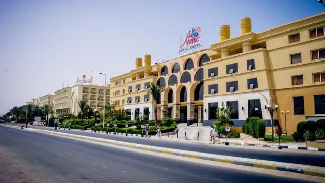 отель AMC Royal