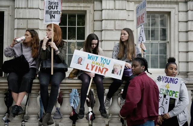 Молодые люди протестуют против "Брексита"