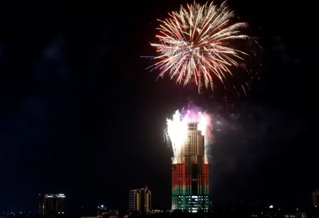 Os quenianos festejaram a chegadaroleta de poker2018 com queimaroleta de pokerfogos no centro da capital, Nairóbi