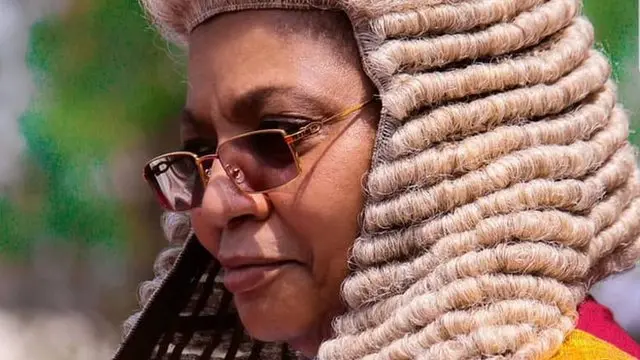 Mutane da dama na yi mata kallon mace mai tsauri kuma mara son wargi, musamman yayin da take kotu