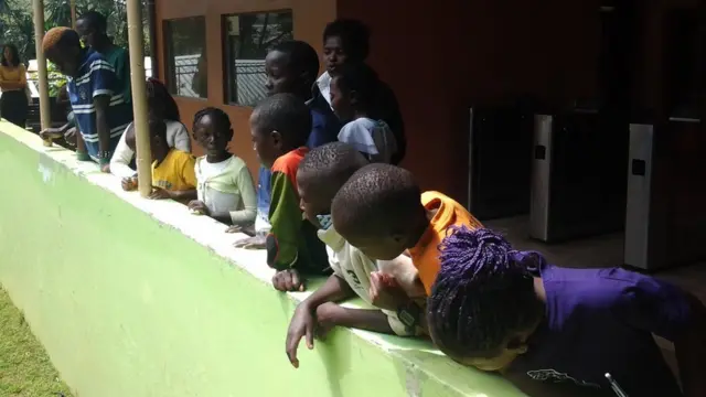 Kioko yılan çiftliğini ziyaret edenler