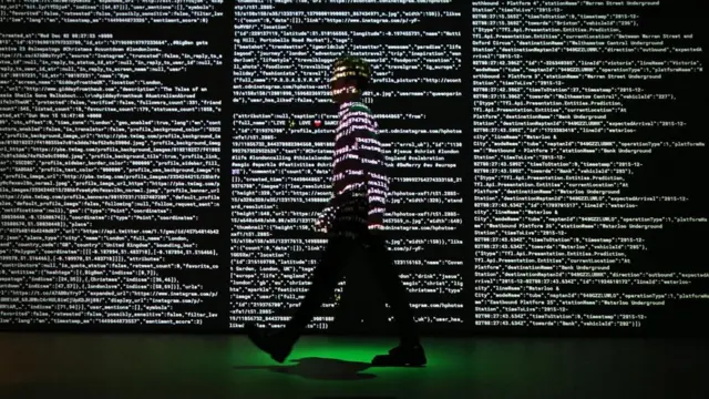 伦敦萨默赛特宫的数据大爆炸展，推特、照片墙和伦敦交通局的实时数据被投射在墙上。