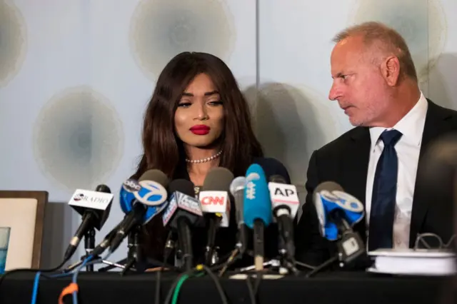 الممثلة كاديان نوبل مع محاميها