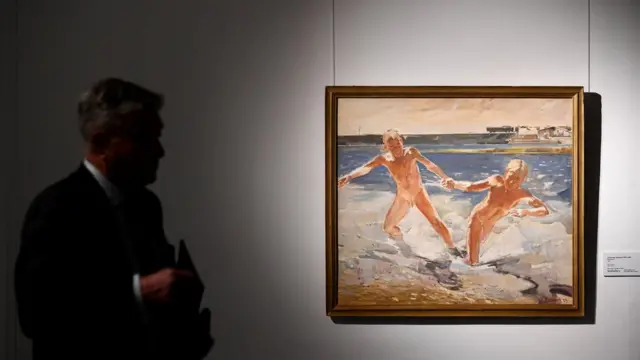 Многие советские художники-новаторы быстро перековались и стали соцреалистами. Однако в работах наиболее талантливых из них сохранилась необычная поэтичность (на снимке - посетитель галереи у картины Александра Дейнеки)