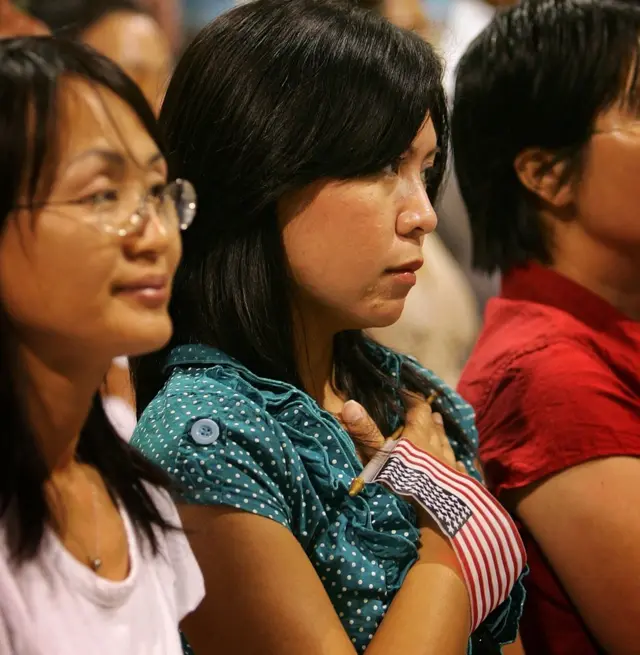 在美国加州宣誓成为美国公民的群众。