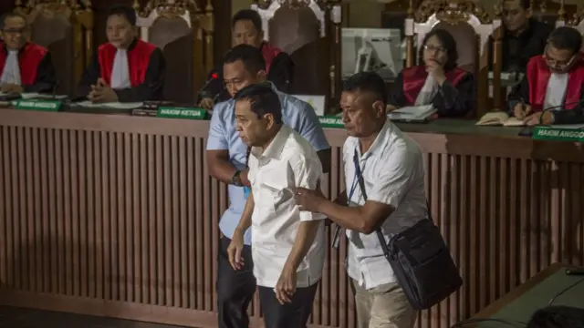 Kasus korupsi KTP elektronik juga menyeret mantan Ketua DPR Setya Novanto ke pengadilan