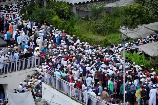 நேபாளில் பக்ரீத் தொழுகை முடிந்து வீடுகளுக்கு திரும்பும் இஸ்லாமியர்.