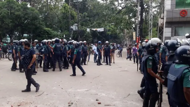 ঢাকায় সায়েন্স ল্যাব মোড়ে অনেক পুলিশ মোতায়েন করা হয়েছে