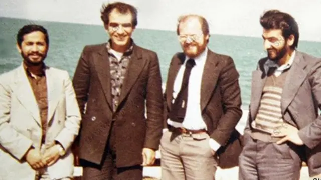 از راست محسن رضایی فرمانده سپاه پاسداران، انیس نقاش، ناشناس، و محسن رفقیدوست وزیر سپاه پاسداران (پیش از تشکیل وزارت دفاع)