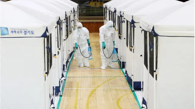 경기 안성시의 한 이재민 대피소에서 보건소 관계자들이 코로나19 예방을 위해 소독 작업을 하고 있다