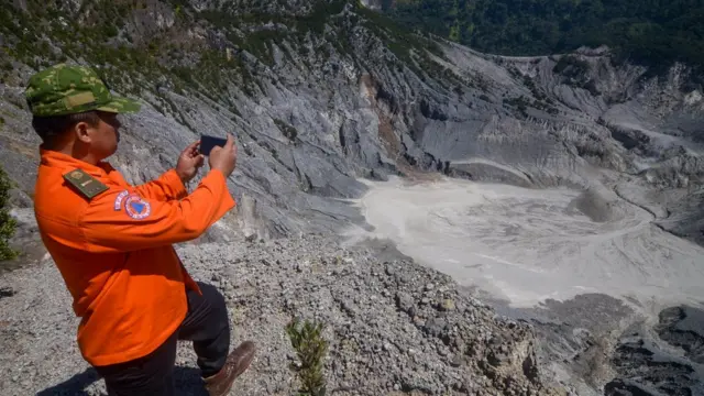 Petugas mencatat aktivitas Tangkuban Parahu.