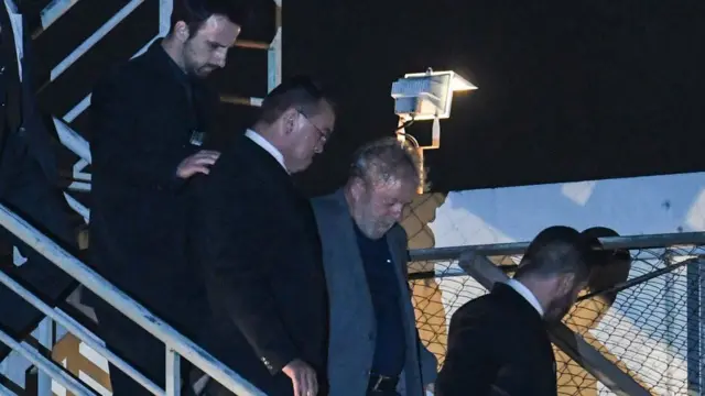 Lula acompañado de sus abogados.