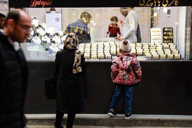 بازار همدان؛ این مادر و دختر ۲۰ دقیقه از ویترین به جواهرات نگاه کردند و وارد مغازه نشدند