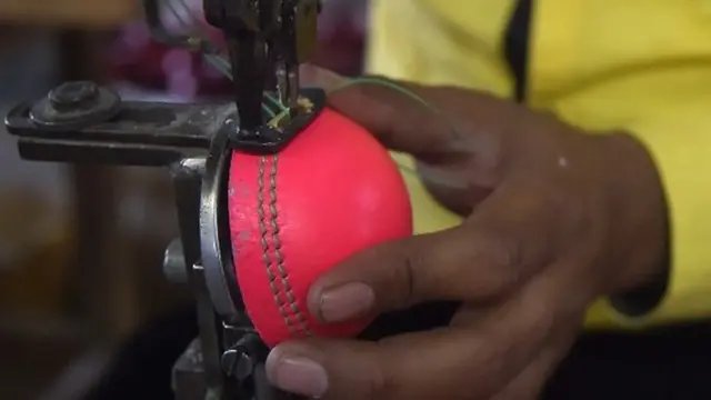 پاکستان میں گلابی گیند کی تیاری